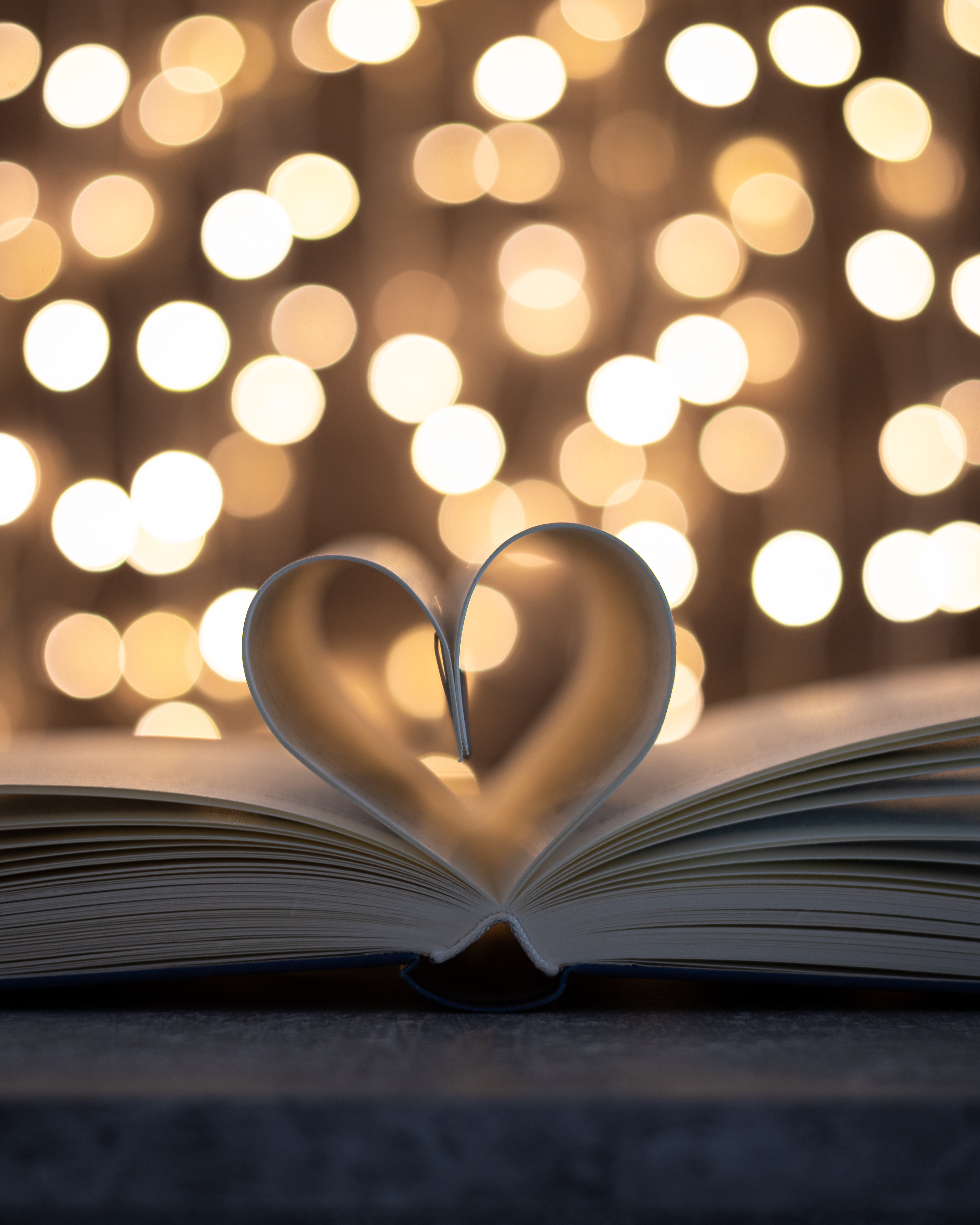 Buchherz fotografieren: Anleitung mit Lichterkette und Bokeh